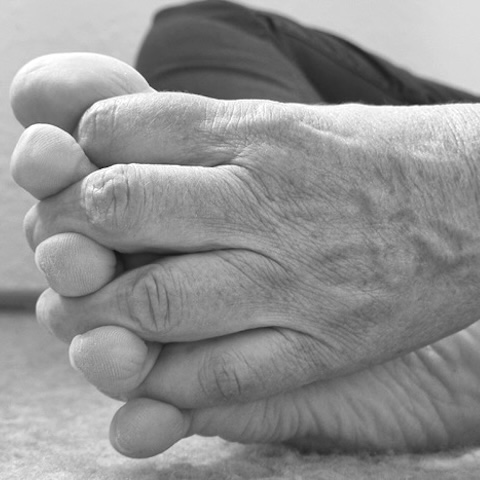 Feldenkrais-Übung, Hand am Fuß